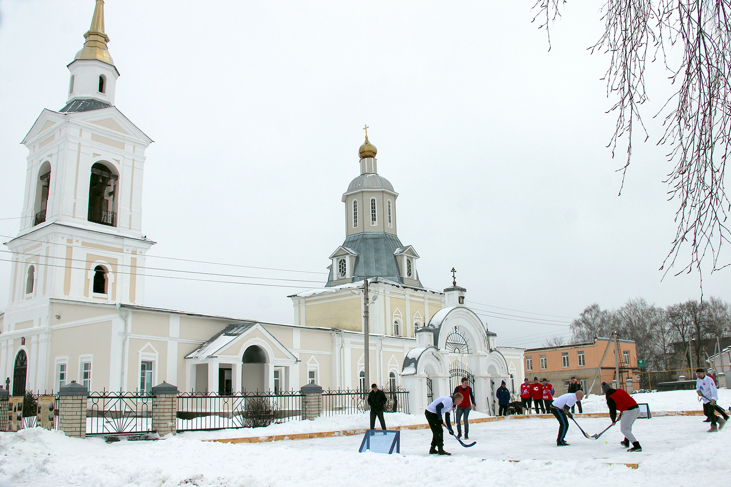 1 февраля в селе Красное прошел Рождественский открытый турнир дворового спорта по хоккею с мячом в валенках