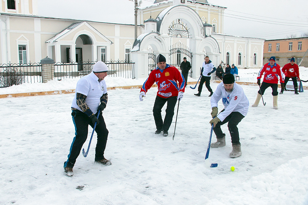 1 февраля в селе Красное прошел Рождественский открытый турнир дворового спорта по хоккею с мячом в валенках