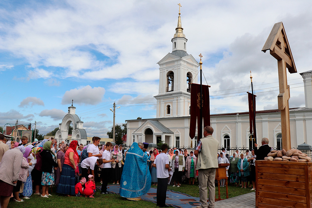 10 августа 2019 года в храме в честь Рождества Христова в селе Красное отметили 25-летие возрождения храма