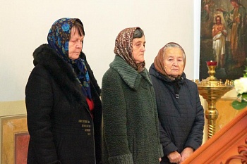 Фото 20 ноября в церкви в честь Рождества Христова села Красное была совершена панихида по всем пострадавшим за веру в годы гонений жителям. Ее возглавил настоятель прихода протоиерей Олег Куря.