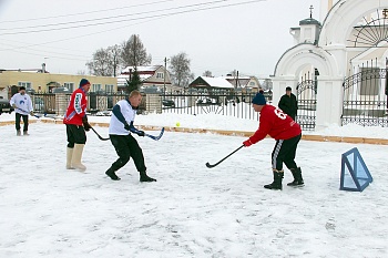 Фото 1 февраля в селе Красное прошел Рождественский открытый турнир дворового спорта по хоккею с мячом в валенках