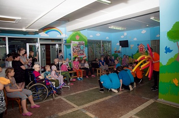 Фото Два спектакля "Алиса..." в детской областной больнице