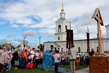 Фото 10 августа 2019 года в храме в честь Рождества Христова в селе Красное отметили 25-летие возрождения храма