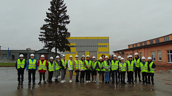 Фото Экскурсия на завод «Доза-Агро» для школьников подшефной Большетумановской школы