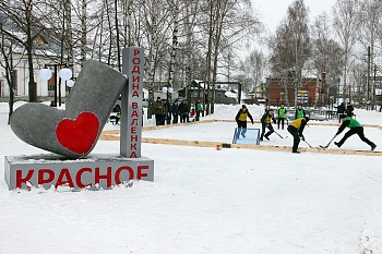 Фото 1 февраля в селе Красное прошел Рождественский открытый турнир дворового спорта по хоккею с мячом в валенках