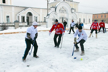 Фото 1 февраля в селе Красное прошел Рождественский открытый турнир дворового спорта по хоккею с мячом в валенках